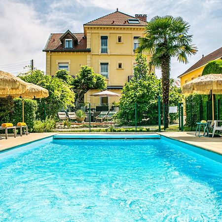 Hotel Des Dauphins Bourgoin-Jallieu Bagian luar foto