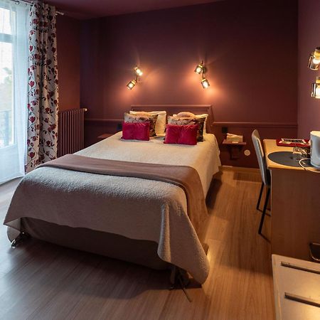 Hotel Des Dauphins Bourgoin-Jallieu Bagian luar foto