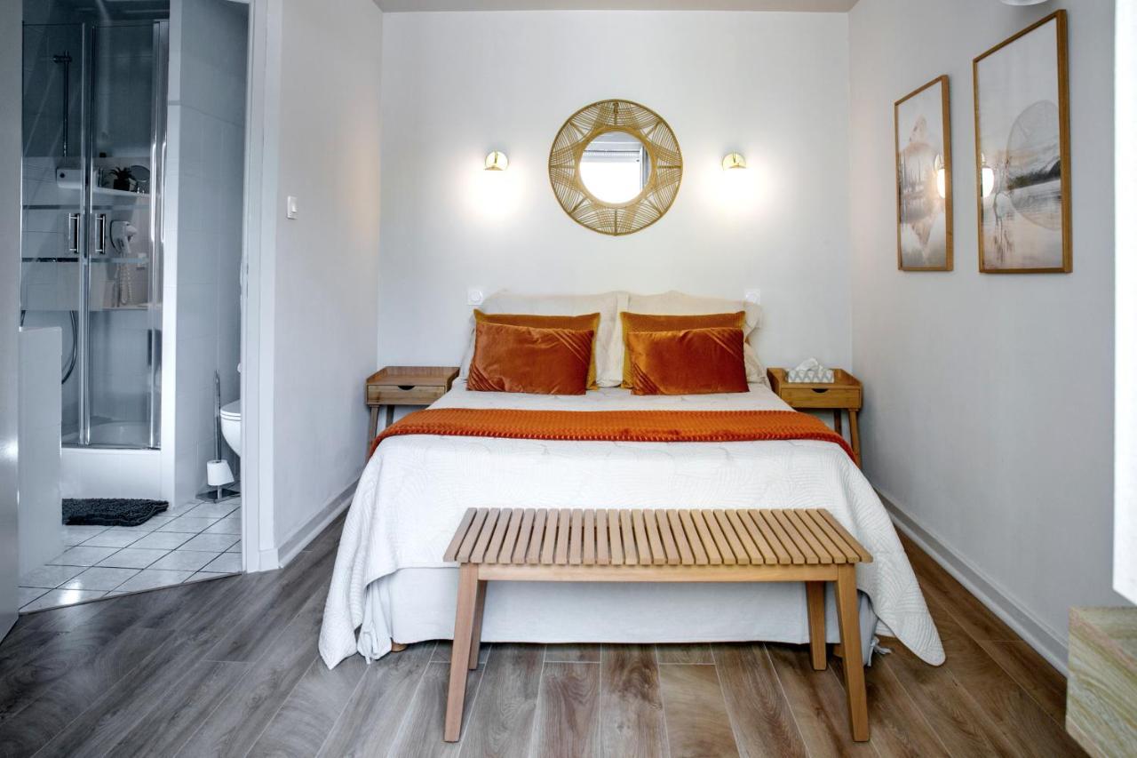 Hotel Des Dauphins Bourgoin-Jallieu Bagian luar foto