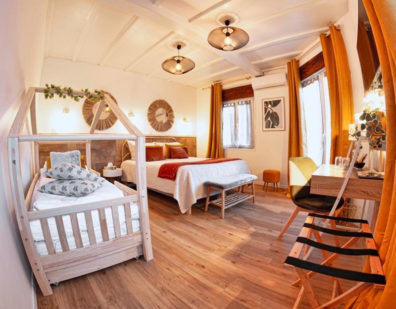 Hotel Des Dauphins Bourgoin-Jallieu Bagian luar foto