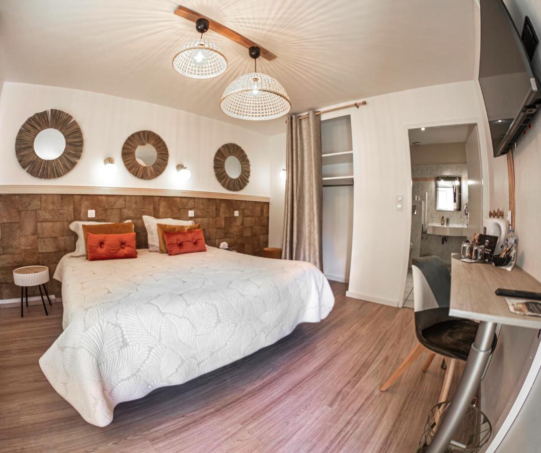 Hotel Des Dauphins Bourgoin-Jallieu Bagian luar foto