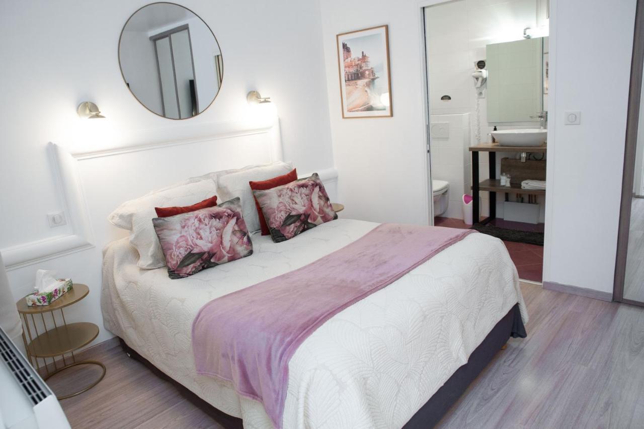 Hotel Des Dauphins Bourgoin-Jallieu Bagian luar foto