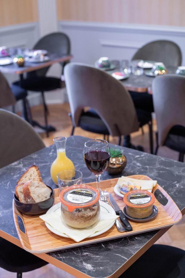 Hotel Des Dauphins Bourgoin-Jallieu Bagian luar foto