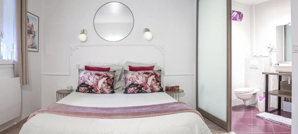 Hotel Des Dauphins Bourgoin-Jallieu Bagian luar foto