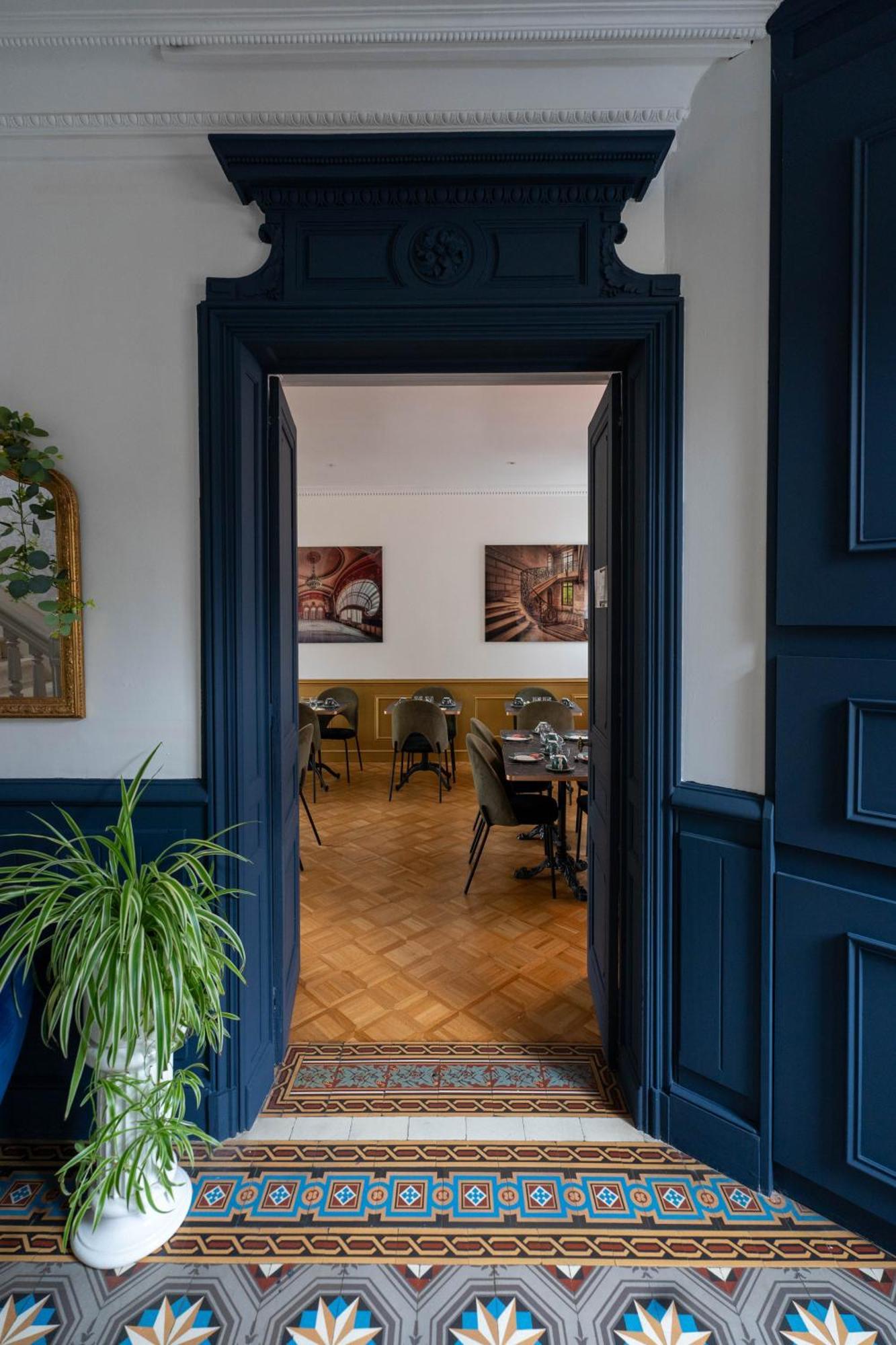 Hotel Des Dauphins Bourgoin-Jallieu Bagian luar foto