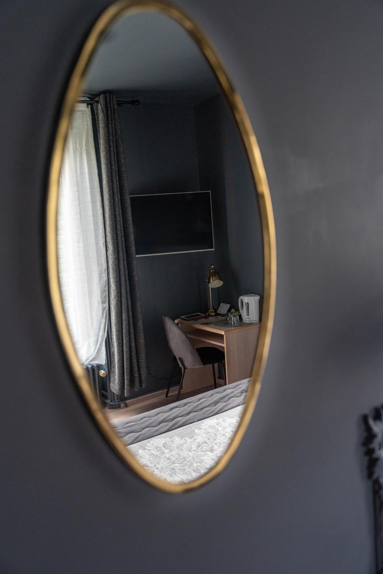 Hotel Des Dauphins Bourgoin-Jallieu Bagian luar foto