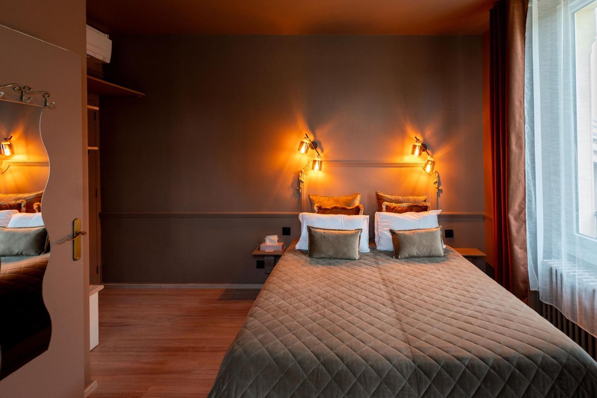 Hotel Des Dauphins Bourgoin-Jallieu Bagian luar foto
