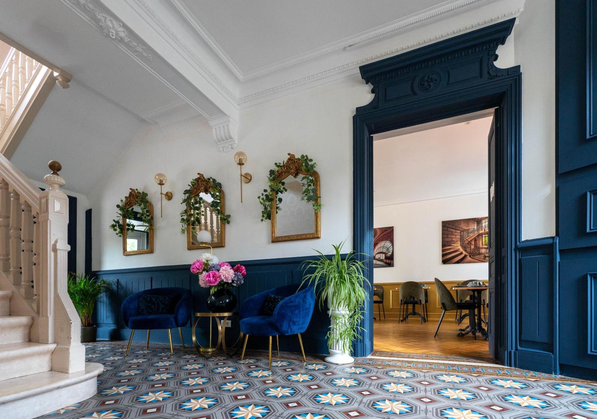 Hotel Des Dauphins Bourgoin-Jallieu Bagian luar foto