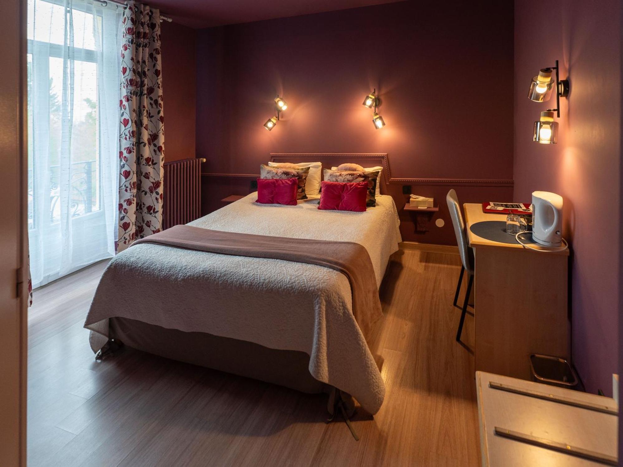 Hotel Des Dauphins Bourgoin-Jallieu Bagian luar foto