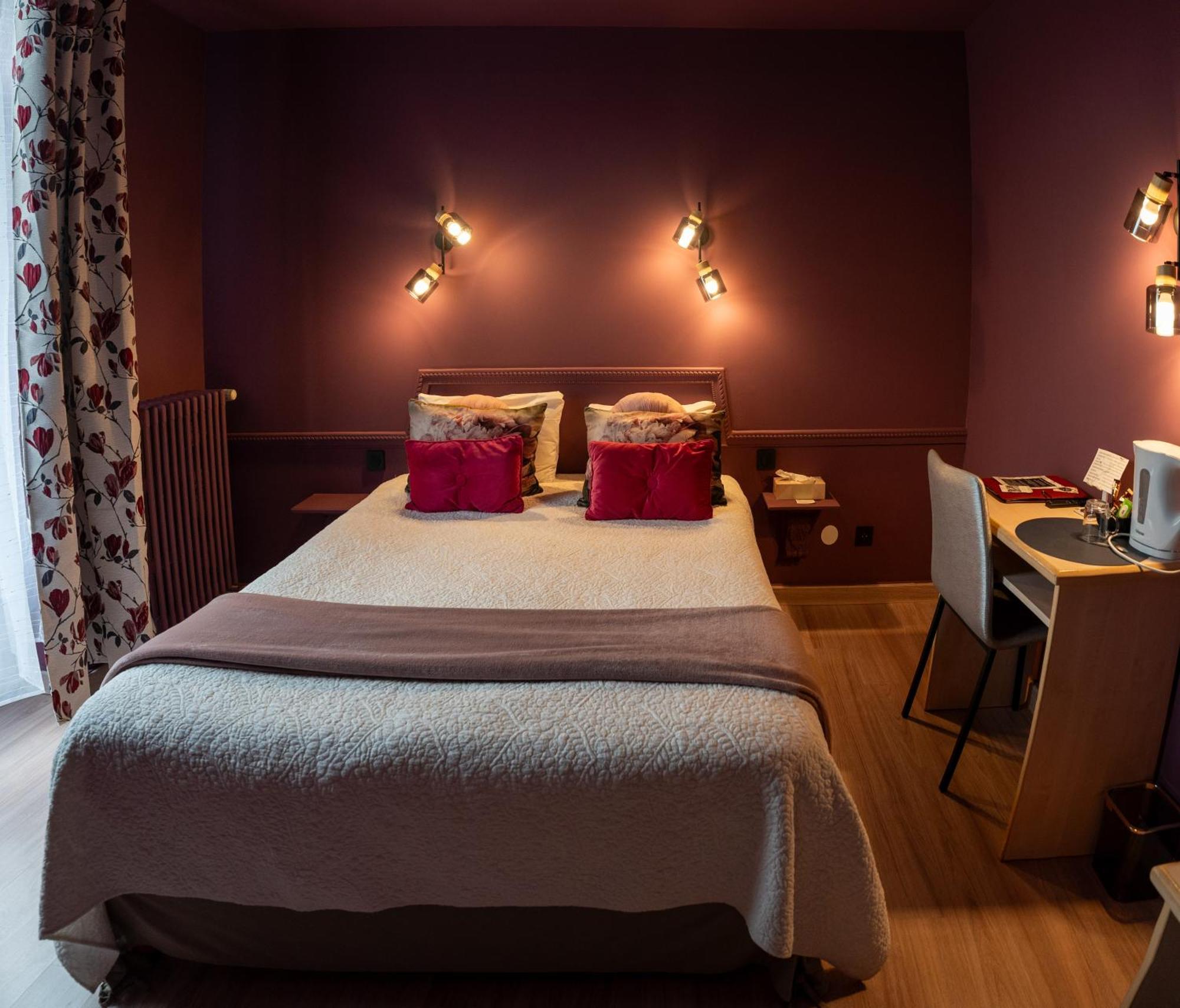 Hotel Des Dauphins Bourgoin-Jallieu Bagian luar foto