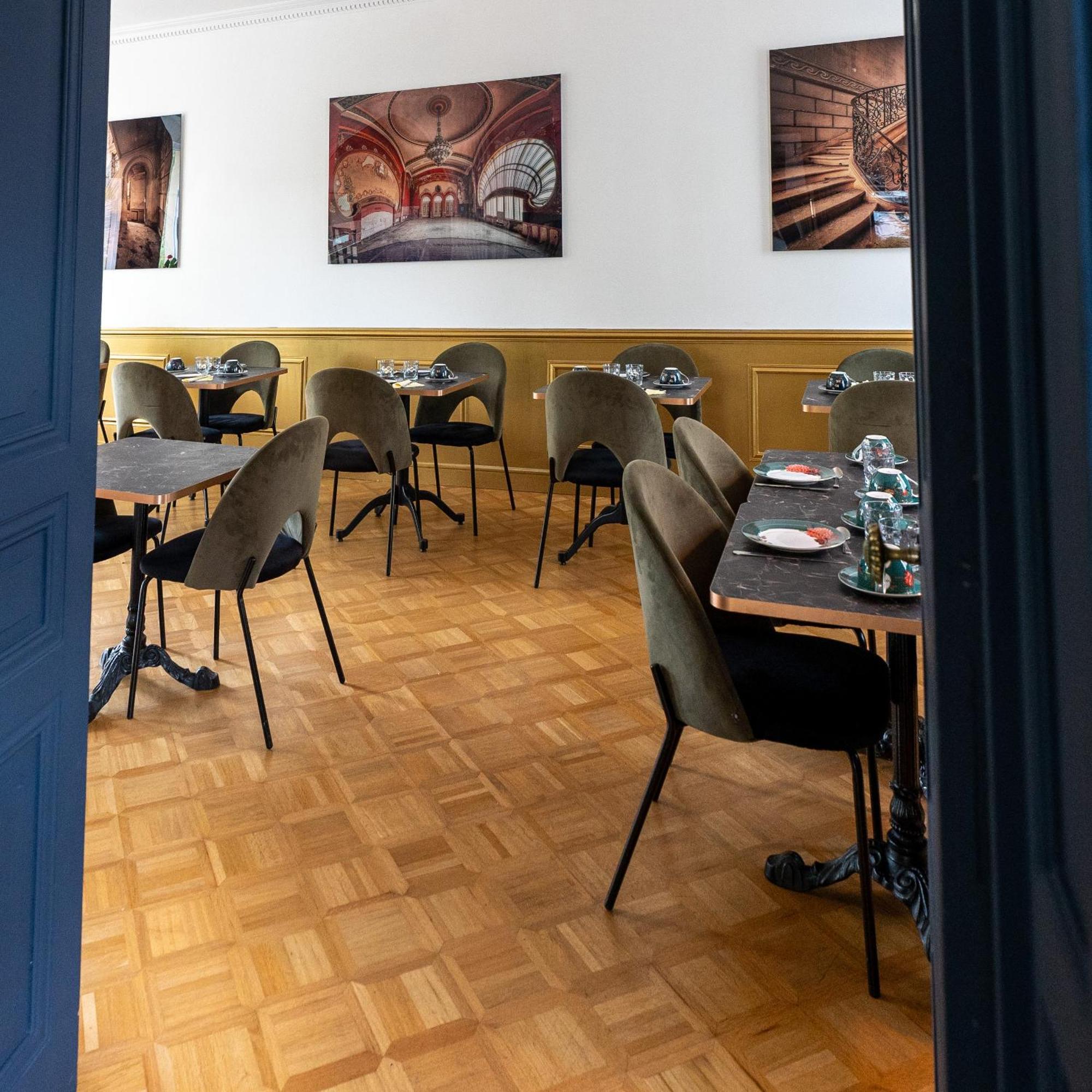 Hotel Des Dauphins Bourgoin-Jallieu Bagian luar foto