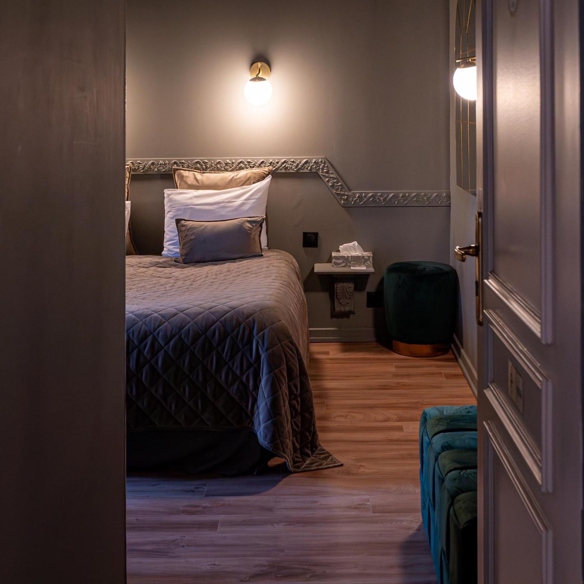 Hotel Des Dauphins Bourgoin-Jallieu Bagian luar foto